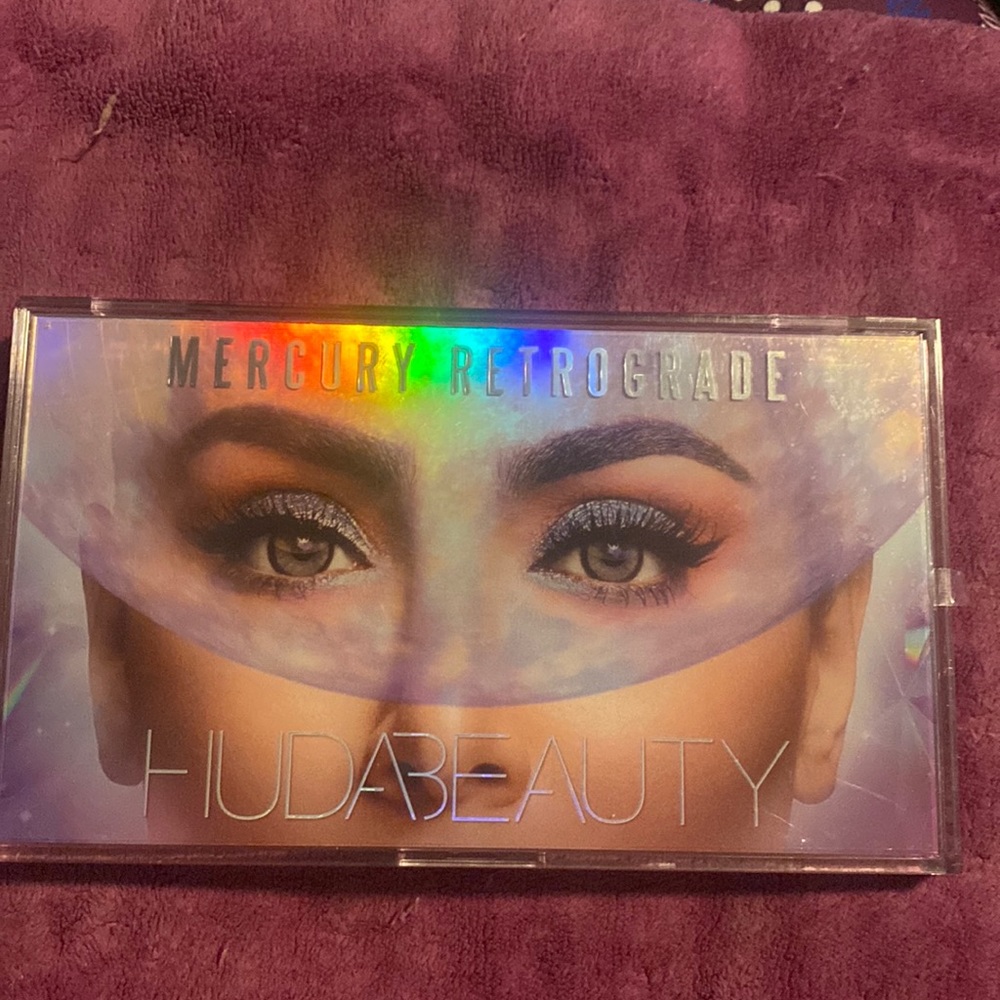 Huda Beauty eyeshadow palette
